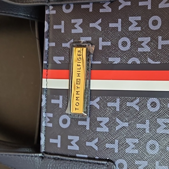 Tommy Hilfiger purse - Picture 4 of 12